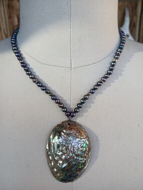 Handcrafted Abalone Pendant Necklace with Iridescent Black Pearls Vintage
